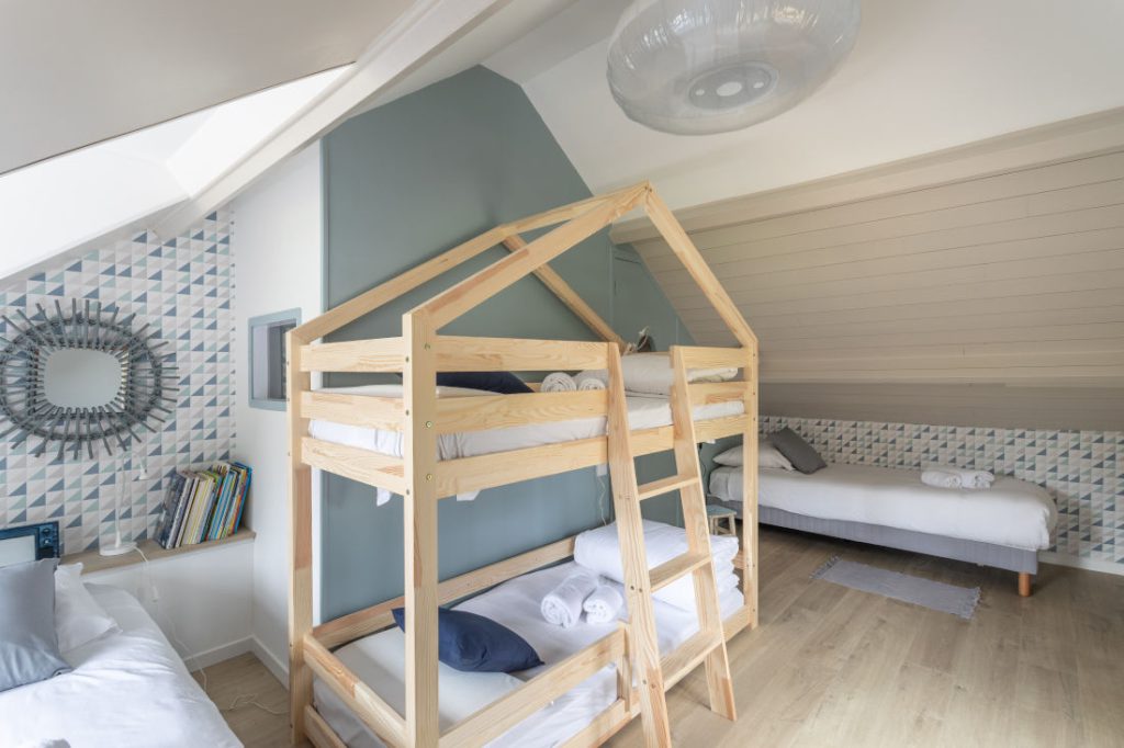 Chambre dortoir enfant lit cabane