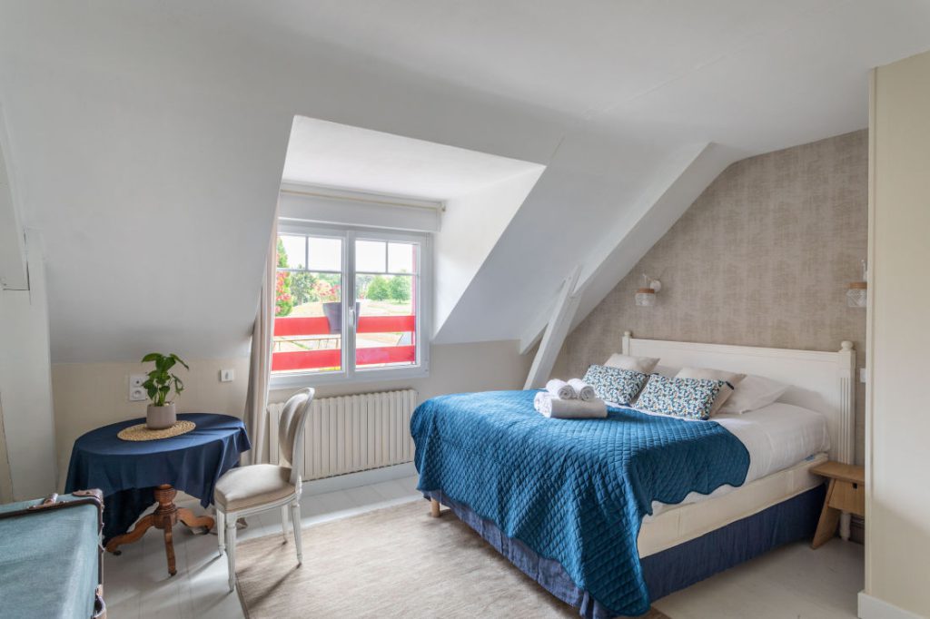 Chambre beige et bleu sol parquet blanc